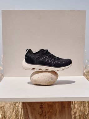 Vionic Nimble Black and White Women's Sneakers